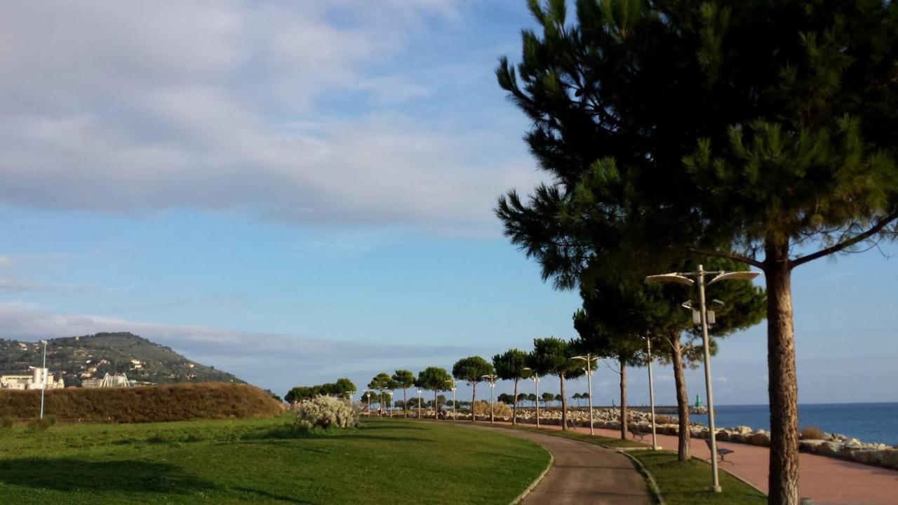 Appartamento incantevole a 100 mt dal mare Imperia Esterno foto